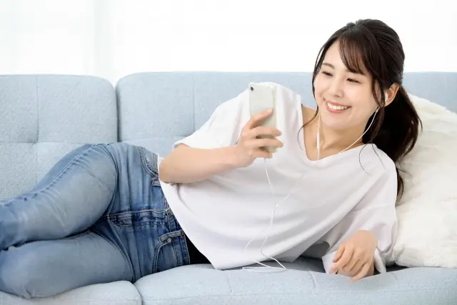 ソファでくつろぐ女性の写真